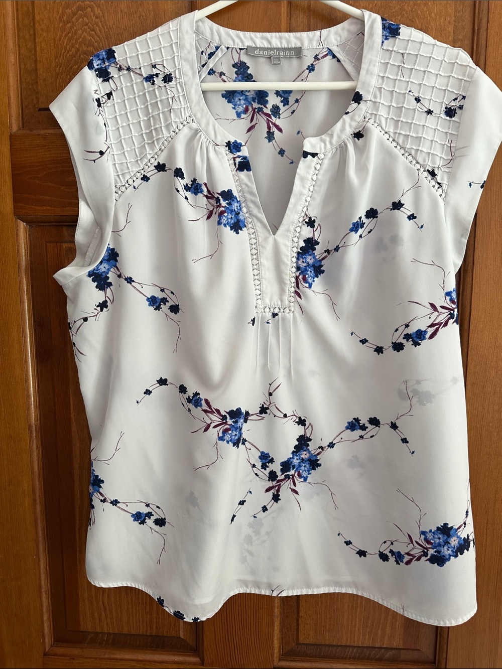 Daniel Rainn White Sleeveless Blouse with Blue Floral Print - Picture 2 of 4